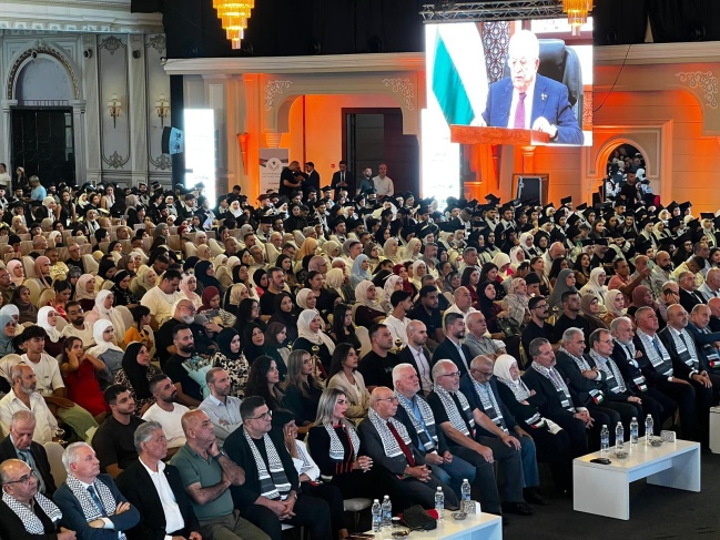 الرئيس بحفل تخريج طلبة مؤسسة محمود عباس: الاستثمار في الإنسان صمود وحفاظ على الهوية